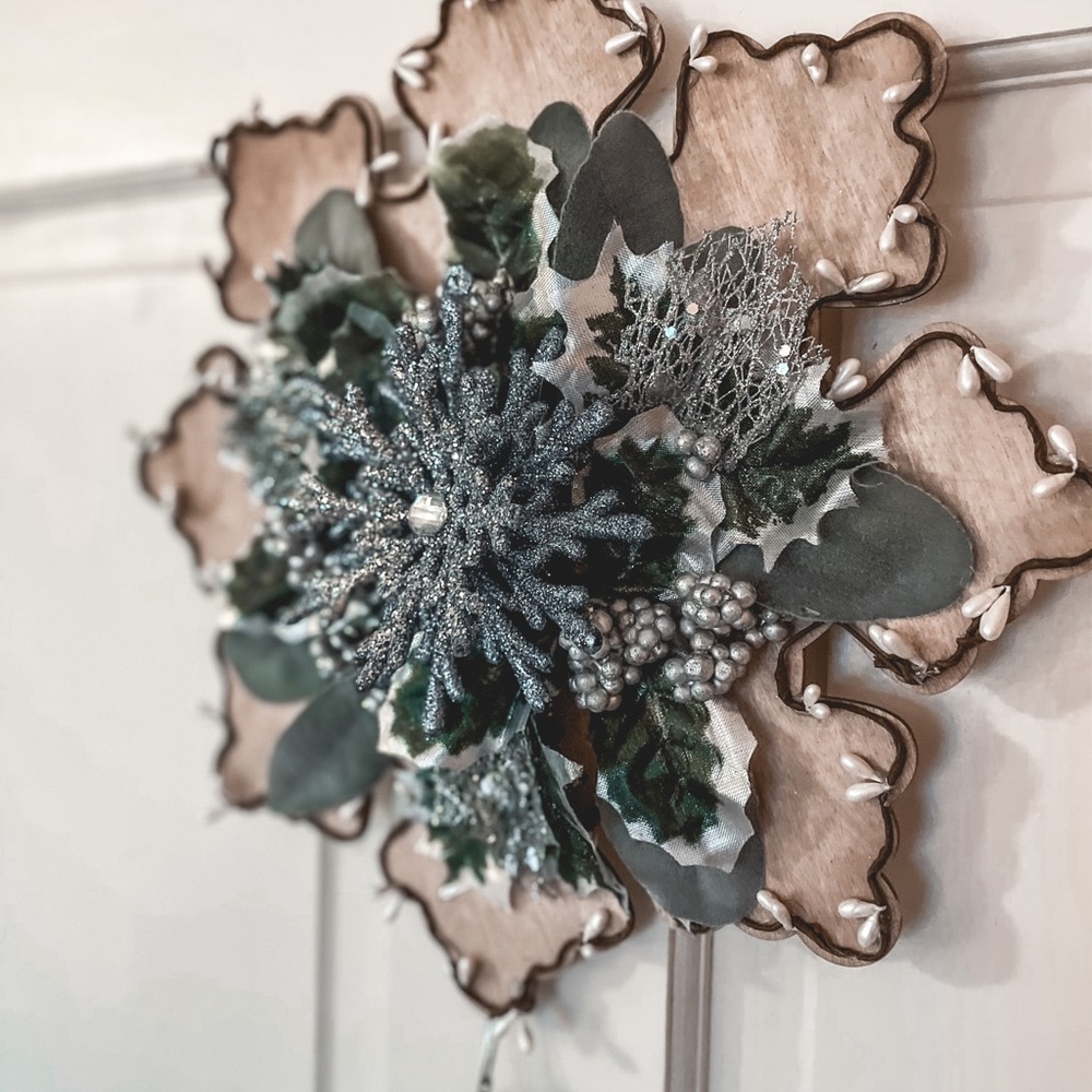 Winter Wall Decor Snowflake Wreath